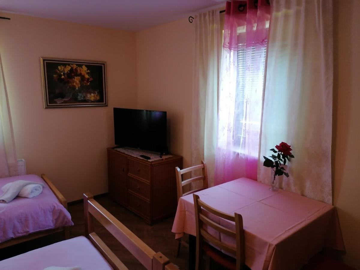 House Izvor Hotel Jezerce Exterior photo