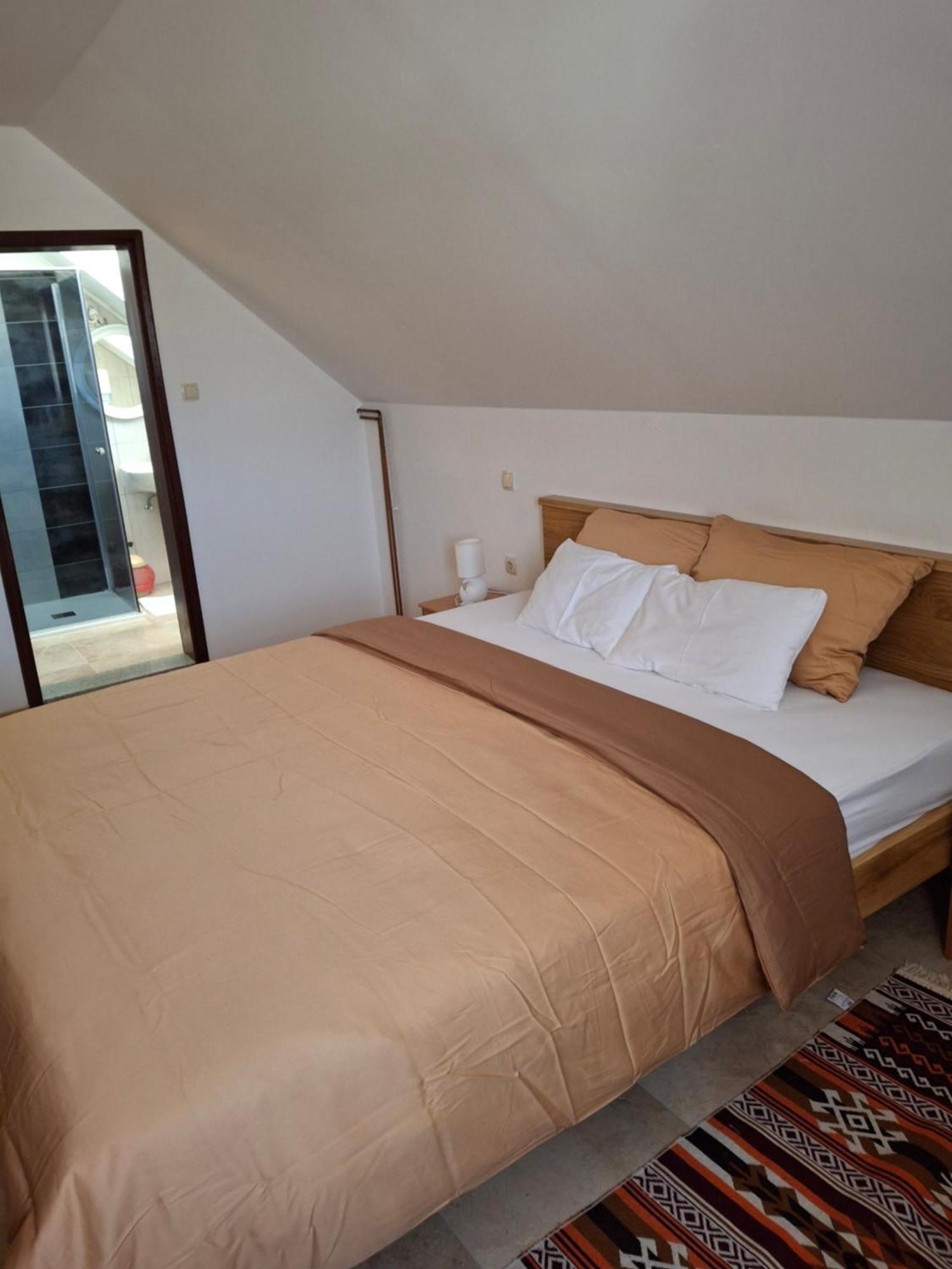 House Izvor Hotel Jezerce Exterior photo